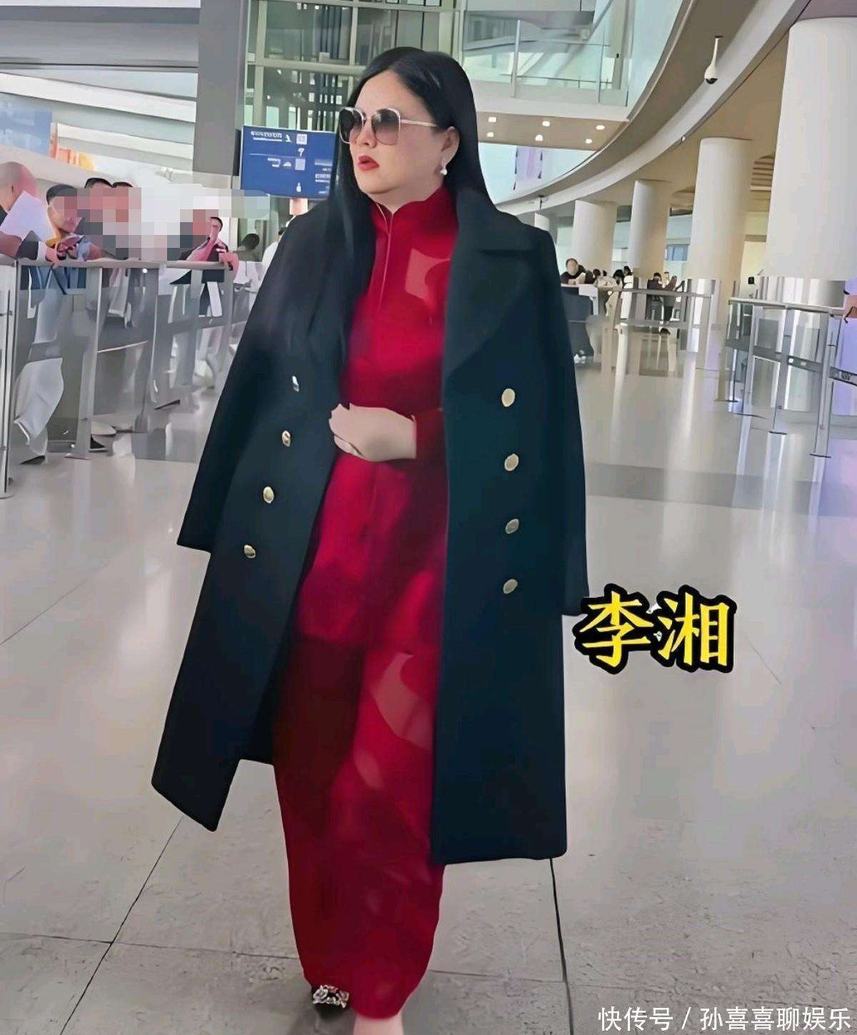 李湘母女香港看演唱会王诗龄随节奏摇摆和张艺兴合影 李湘瘦两圈