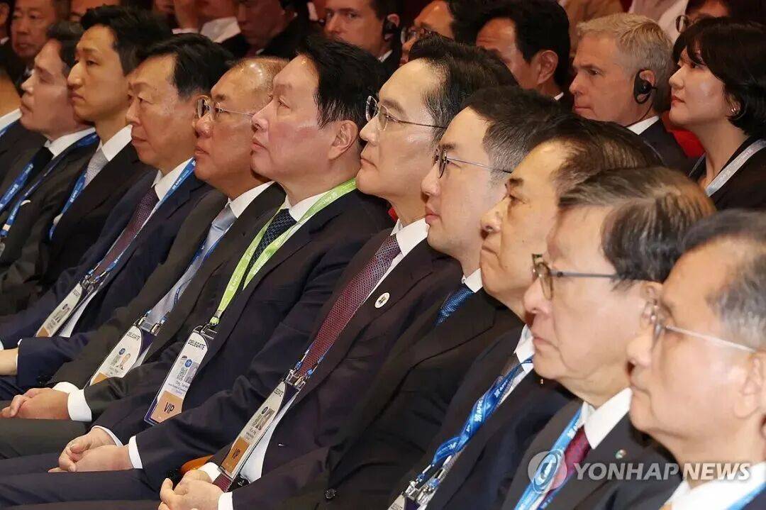 曾穿不起校服的李在明,带着校服厂访华 曾穿不起校服的李在明,带着校服厂访华