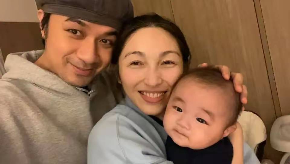 52岁古巨基官宣二胎,57岁老婆再当妈,网友：还没绝经？