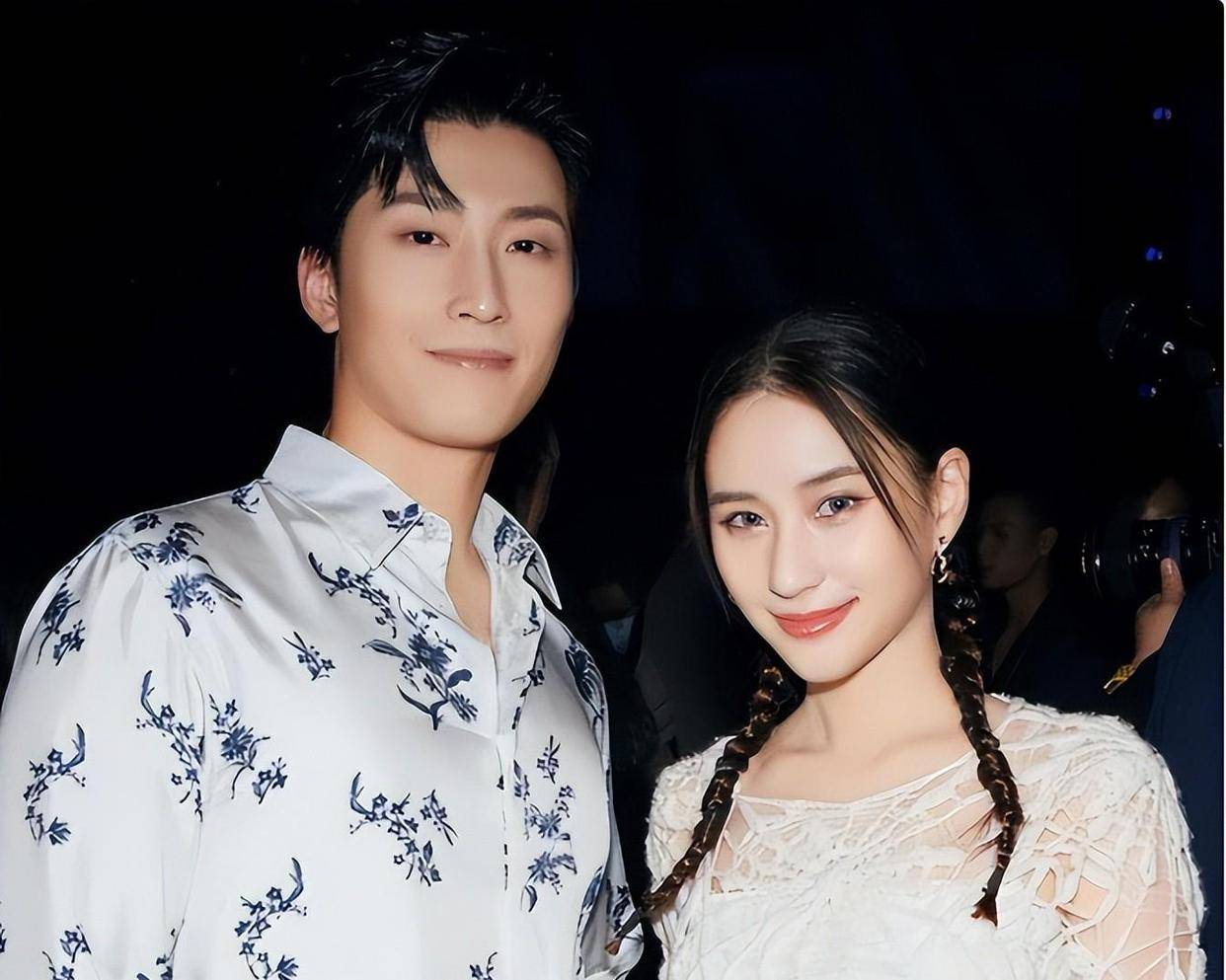 窦骁离婚传闻揭真相后,何超莲再传喜讯,两人差距一览无遗