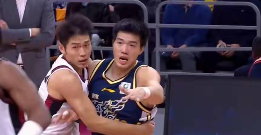 广东加时遭绝杀，陈家政关键三分踩线引争议，胡明轩11中3拖后腿