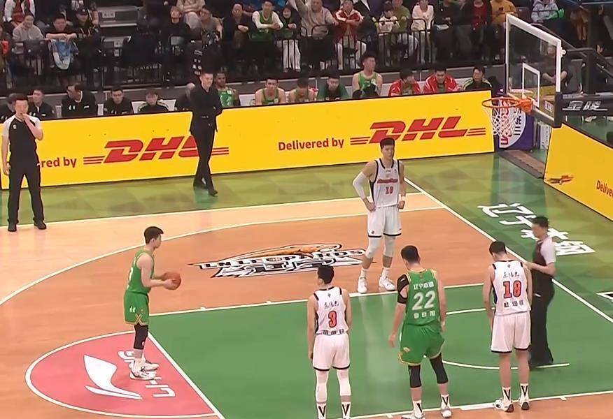 什么情况？辽粤大战争议画面曝光 徐杰被撞倒 技术台人员竟鼓掌