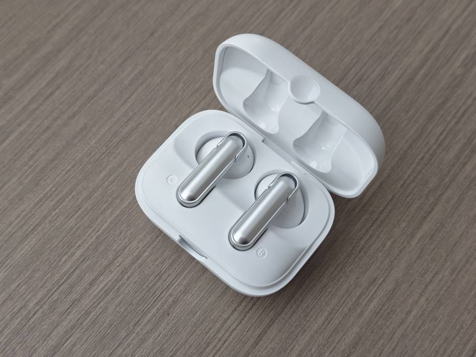 地铁里的弦月：这副耳机如何用东方美学，治愈了我的通勤焦虑！