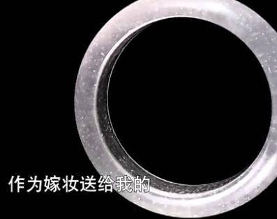 亲妈送嫁妆只给一镯，女儿生气来鉴定，专家：我不敢估价了