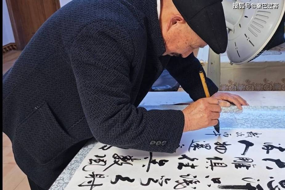 民间书法家陈治安书斋挥毫 书《沁园春·雪》展文化魅力_经典_笔墨_词句