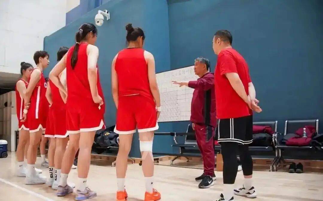 确定不打了！中国女篮两大主力无缘，宫鲁鸣指导不装摊牌了