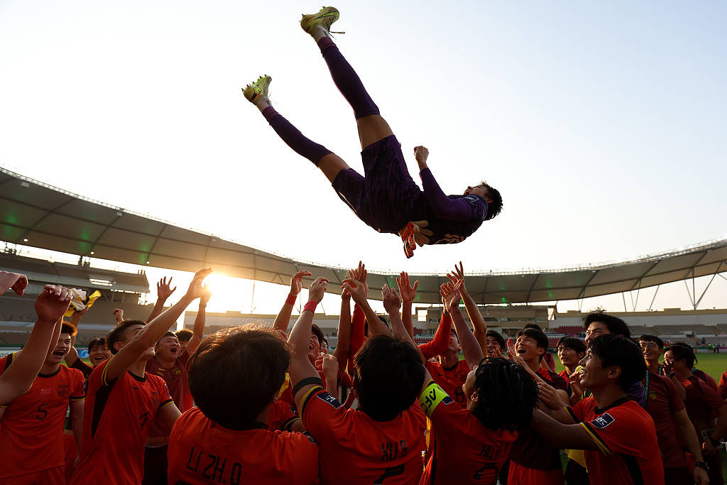 U23国足挺进亚洲杯4强 全队抛起门将李昊庆祝(图)