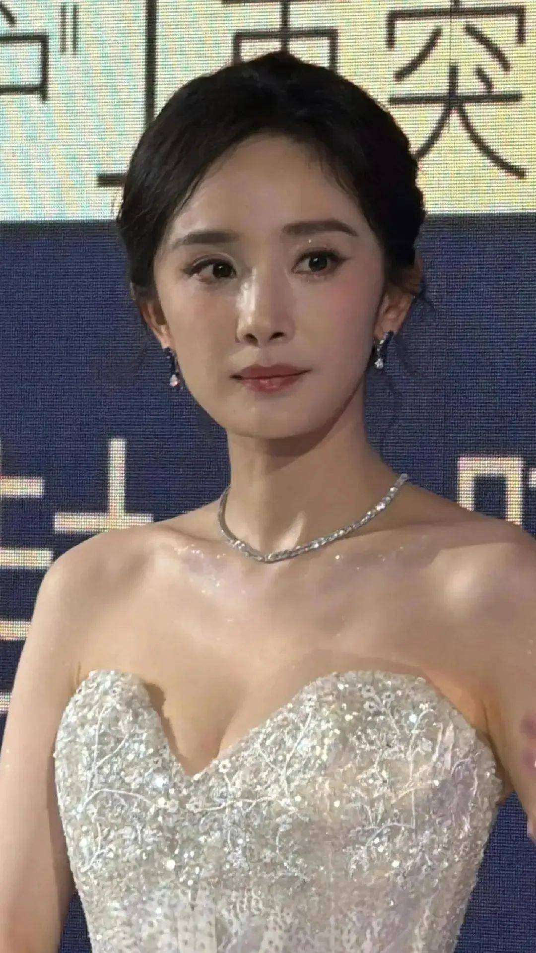 杨幂无滤镜近照流出,眼角皱纹明显,网友:这还是那个少女幂吗?