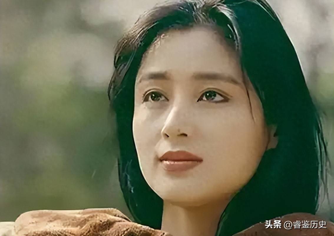 长得太美被导演占为己有，4年后生下大明星儿子，17岁就成男一号