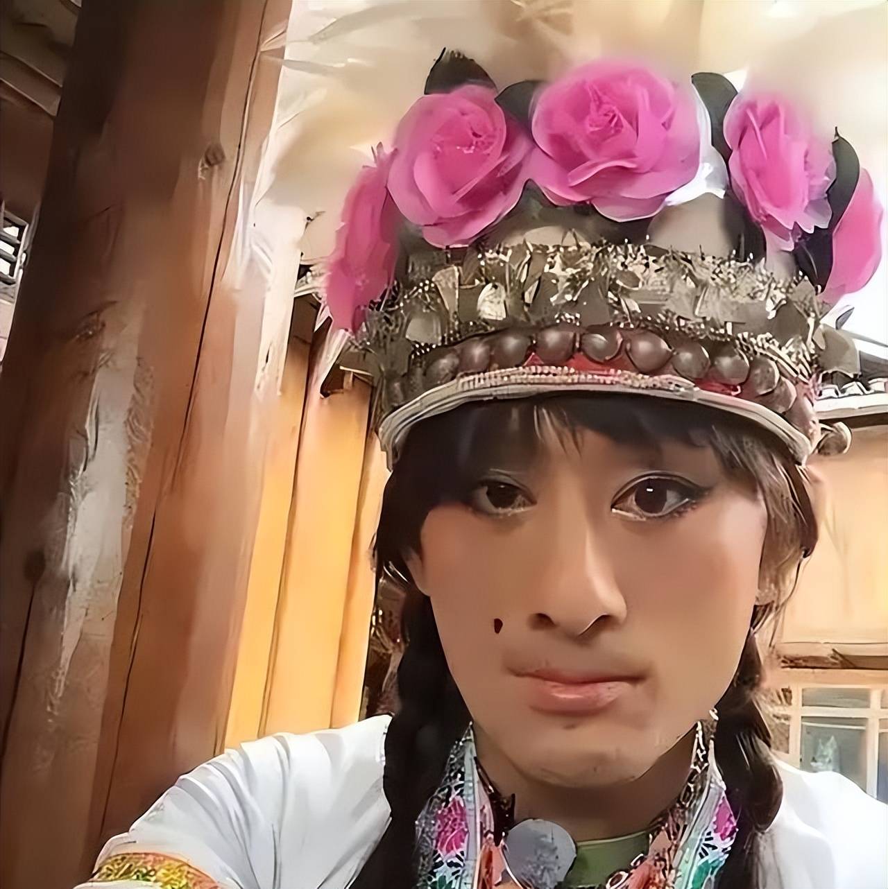 负债百万露宿街头装疯卖傻星光大道的草根歌手现状太落魄