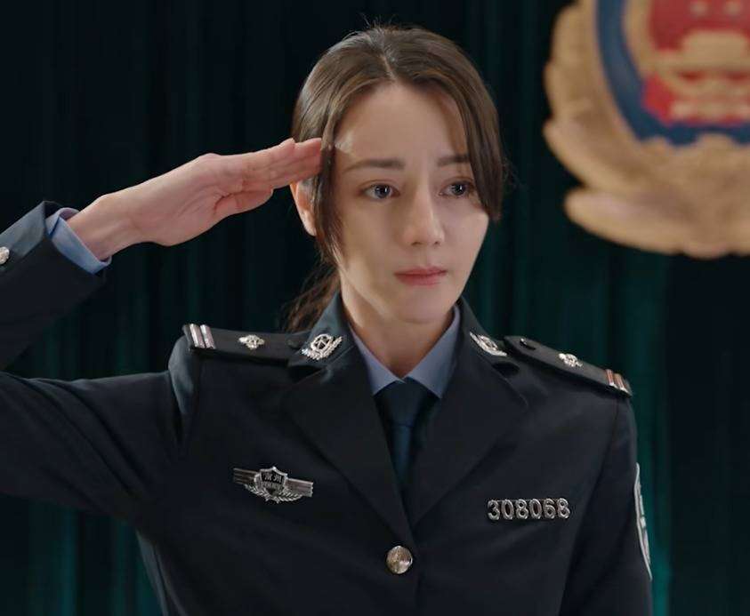 原创            迪丽热巴警服造型破圈！打破古装滤镜，敬礼瞬间看哭网友