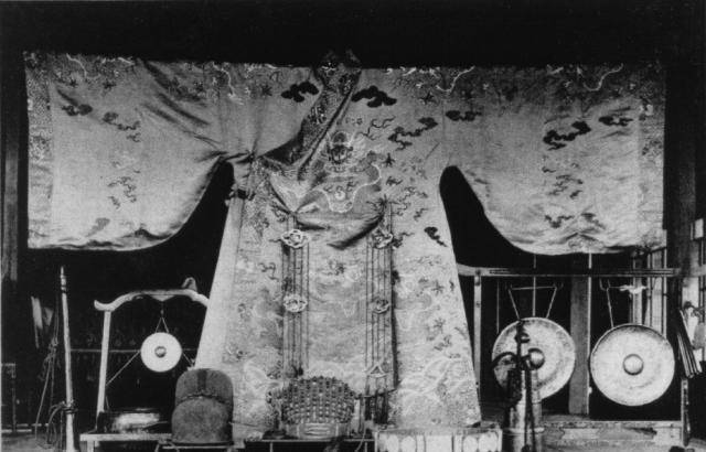 原创            3大藩属国旧照：华夏烙印随处可见，图2琉球王的龙袍为五爪龙