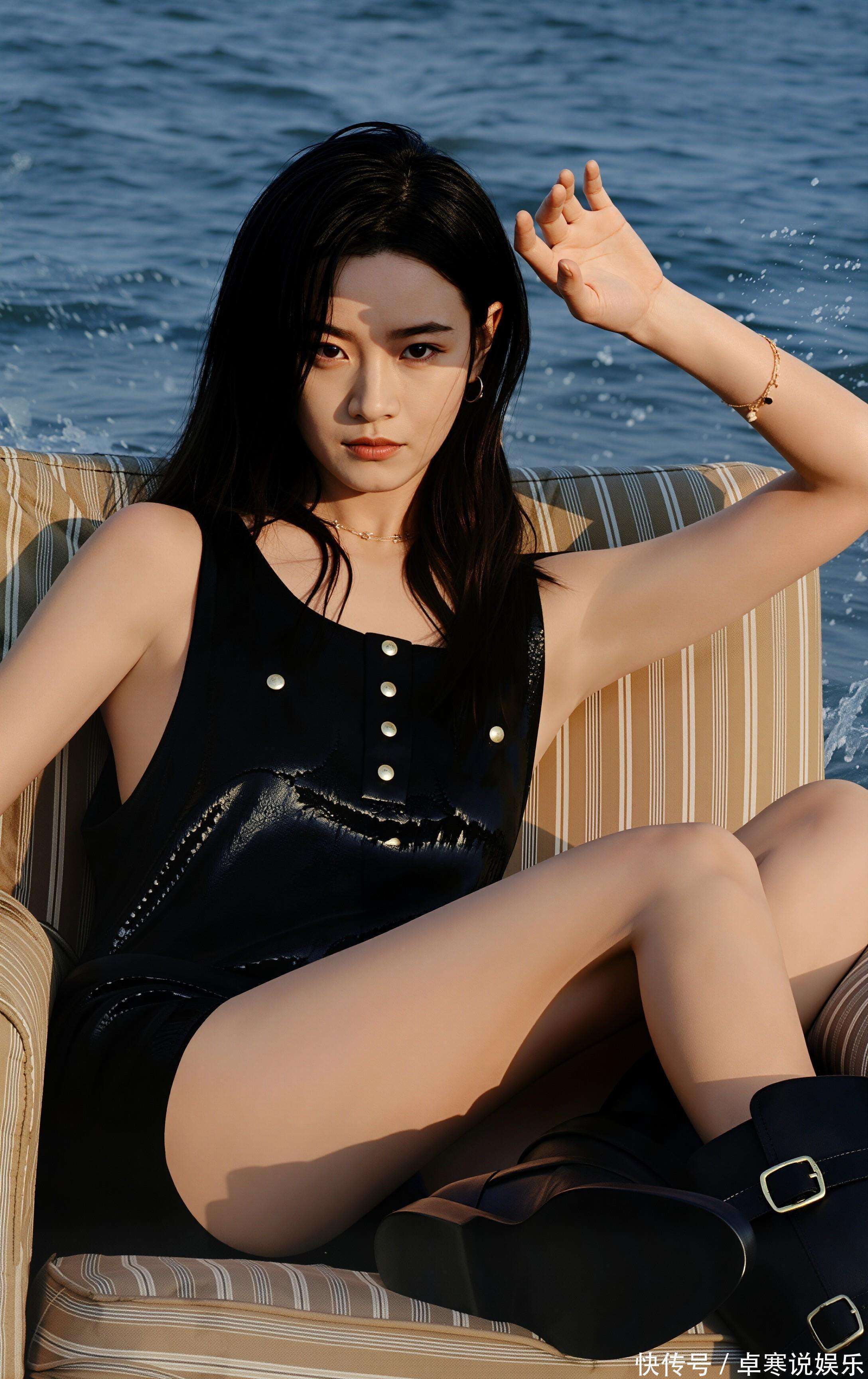李庚希解锁海边松弛感,黑皮裙装诠释随性酷感