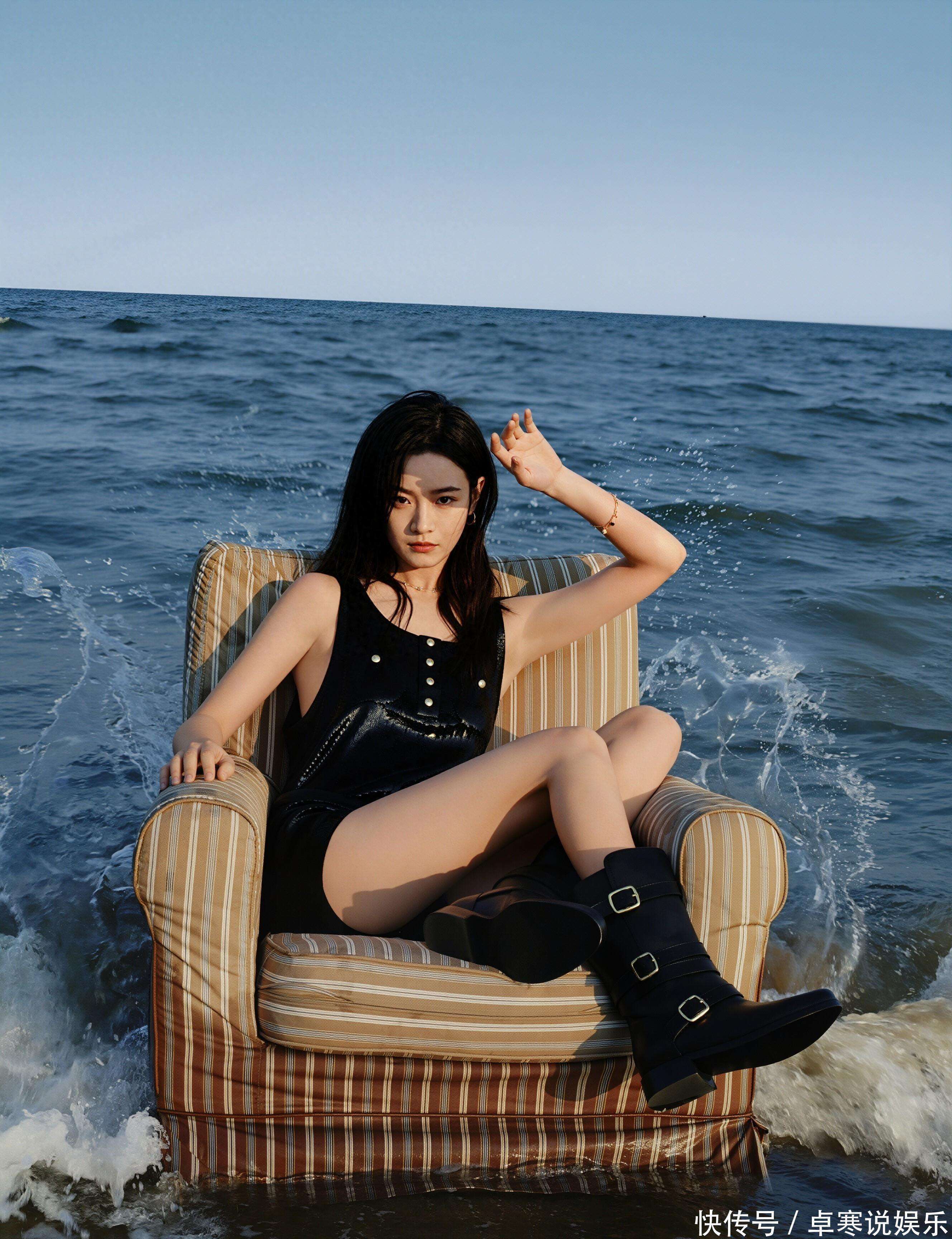 李庚希解锁海边松弛感,黑皮裙装诠释随性酷感