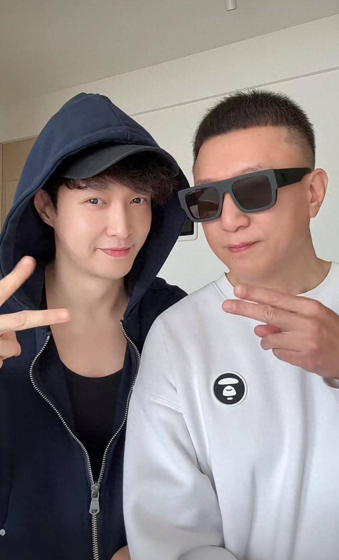 张艺兴晒与孙红雷视频！文案内容太搞笑，颜王穿100多衣服好亲民