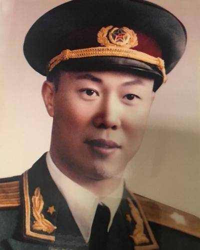 他参军较晚，曾策反国军舰队司令，后授少将，无偿捐出家中字画！