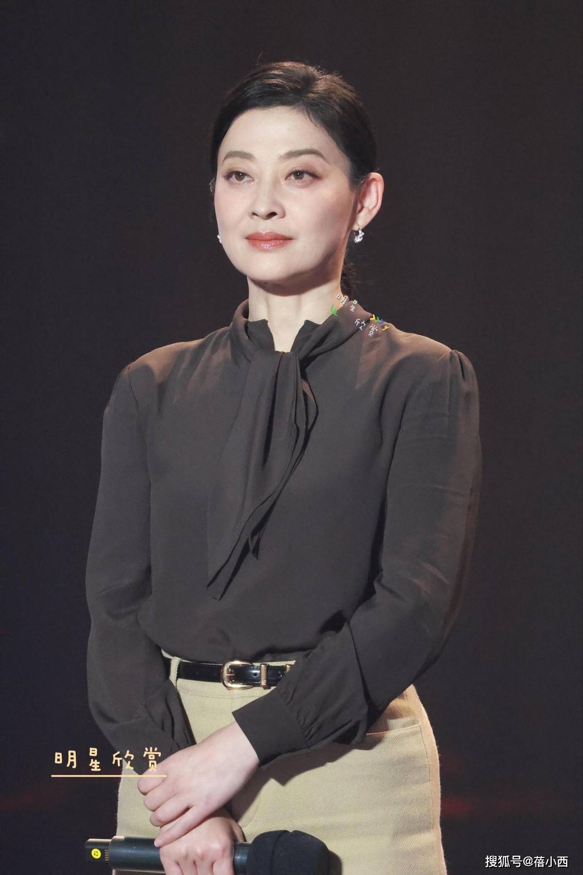 50岁梅婷带火了一种美拉德新穿法衬衫+流苏半身裙时髦又高级