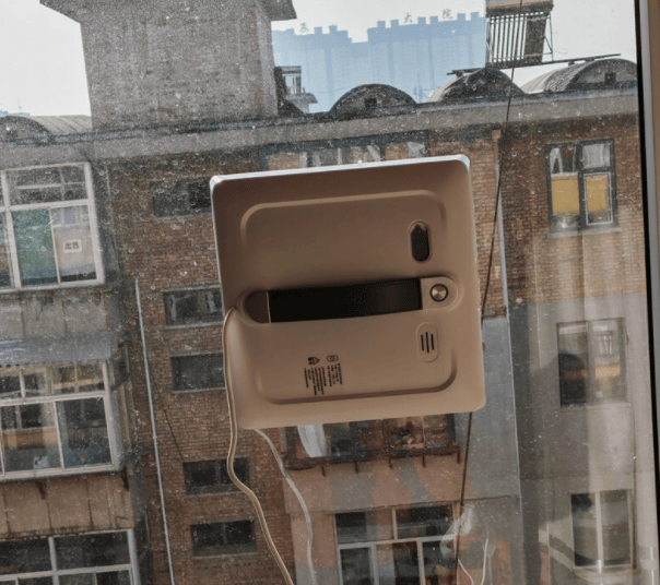 高层擦窗机哪个效果更好？擦玻璃神器哪种好用怎么选？内行人说实话！盯准这4点不花冤枉钱！