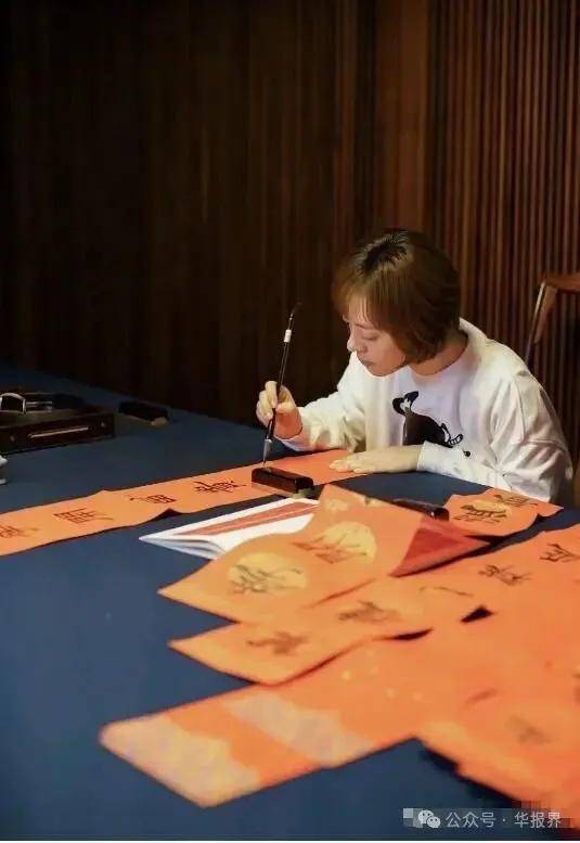 笔墨凝春韵！演员孙俪手写春联藏巧思，以墨香传家风育女儿