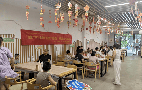 万寿桥社区开展非遗传承・亲子共融” 竹编亲子体验活动