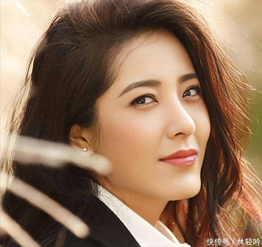 她是两百年难遇的美人，靠美貌征服无数男人，如今49岁仍未婚