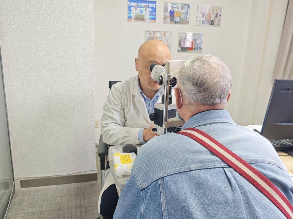 六旬老兵看东西扭曲变形 武汉普瑞眼科个性化手术治疗黄斑前膜
