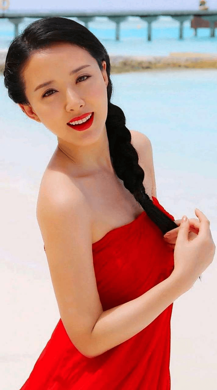 最美嫦娥颜丹晨写真露事业线！珠圆玉润魔鬼身材性感火辣