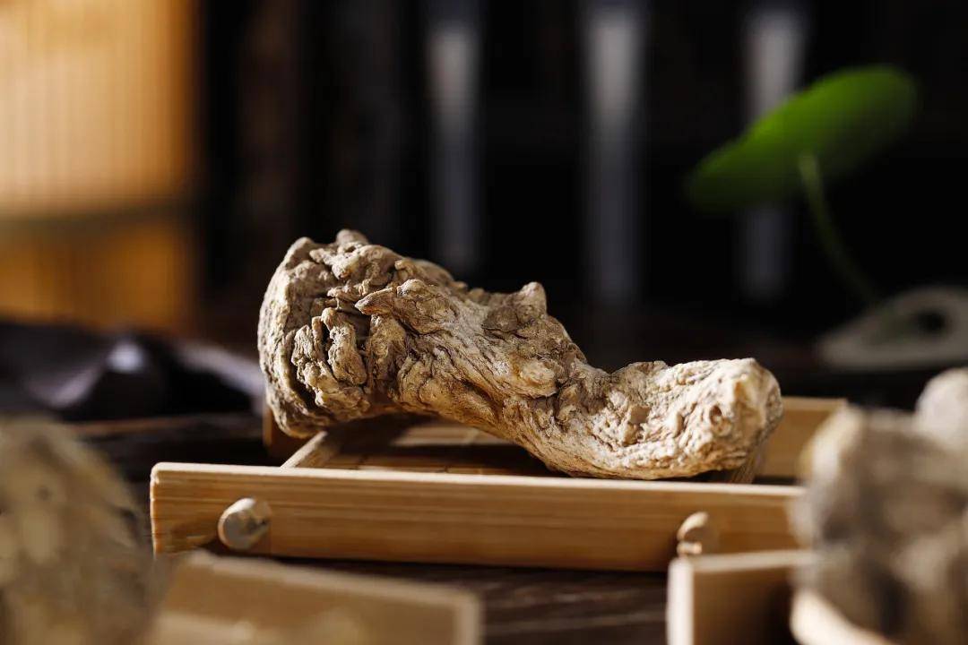女人气血不足，爱长斑，就用一个食材，效果比生姜还好！