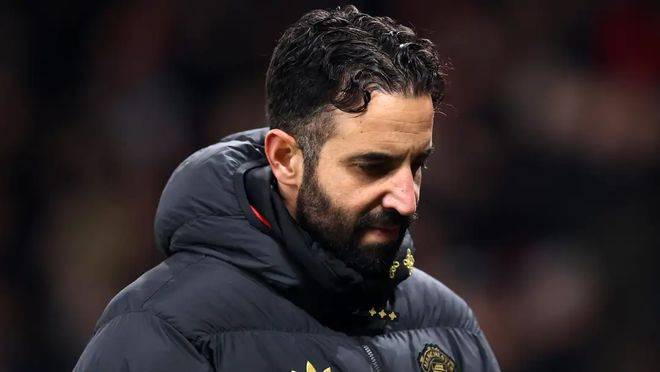 المدرب الذي طُرد من مانشستر يونايتد أصبح سلعة ثمينة لدى أحد عمالقة الدوري الإسباني!