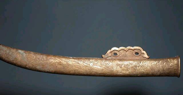 马未都有一把辽代玛瑙腰刀，刀鞘錾刻凤纹，真实价值不得而知