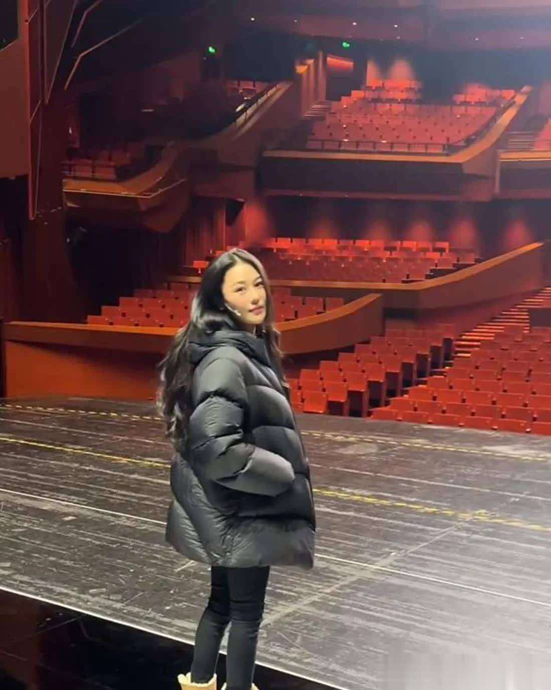 原创            38岁张馨予自爆瘦身后体质差，2个月发烧3次输液双腿皮包骨