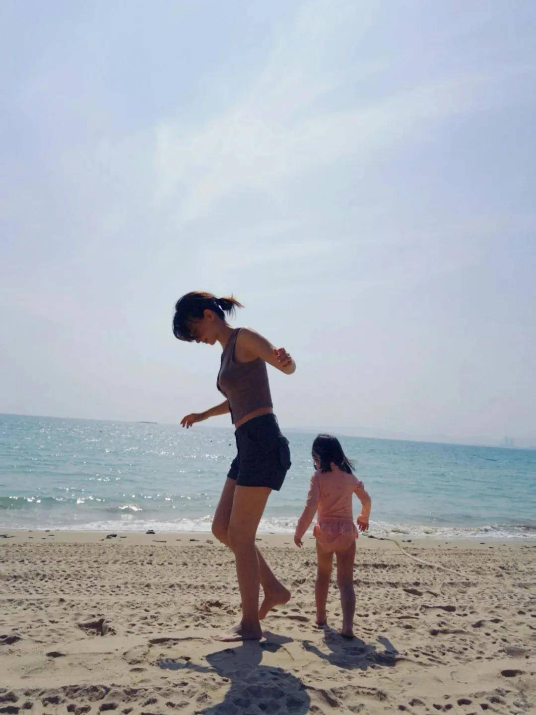 40歲盧靖姍二胎產後三個月曬平坦小腹修長比例引熱議