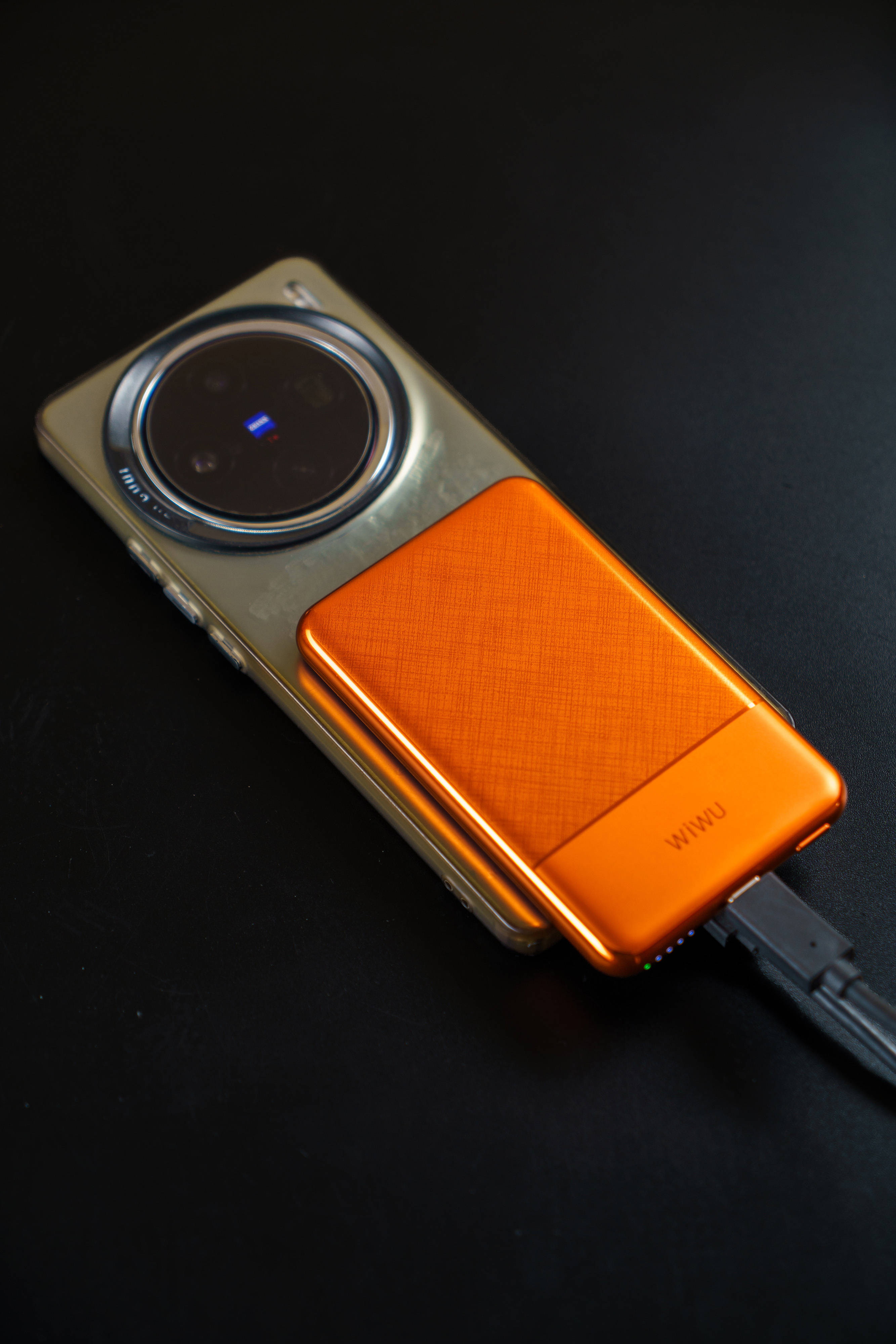 高颜值充电宝又多个选择-唯吾WIWU超薄MagSafe磁吸充电宝体验分享