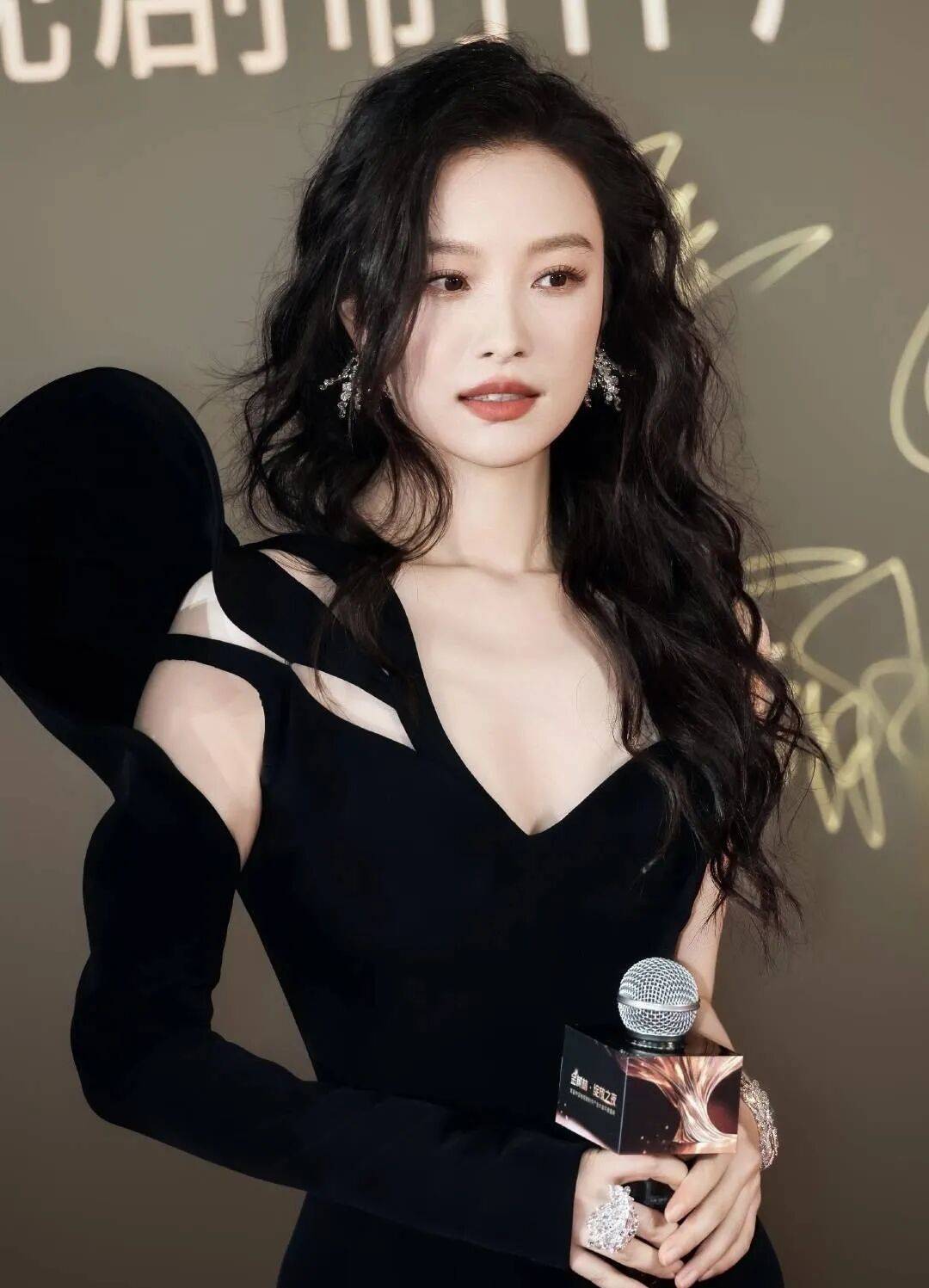 倪妮靓丽写真露出事业线！肤白貌美身材火辣太性感妩媚