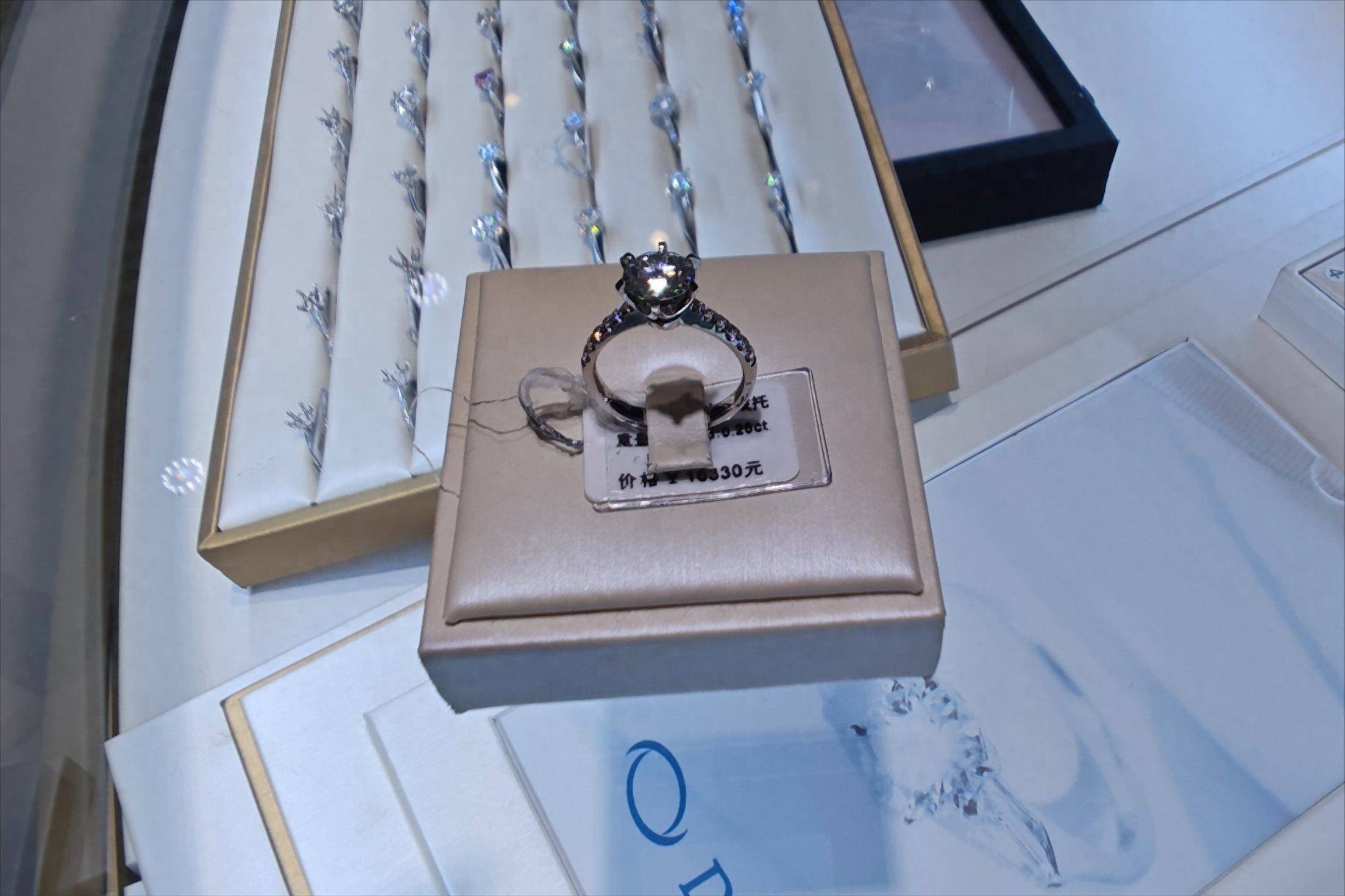 钻石真的稀有吗？横行百年的“骗局”，如今被河南制造拆穿！