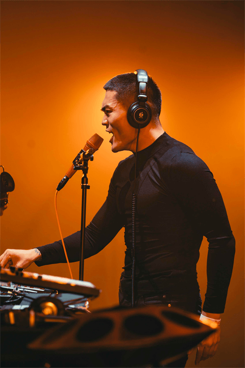 Beatbox传奇张泽炸翻GBB东京赛场：2000人随他蹲起，堪称“军训”现场