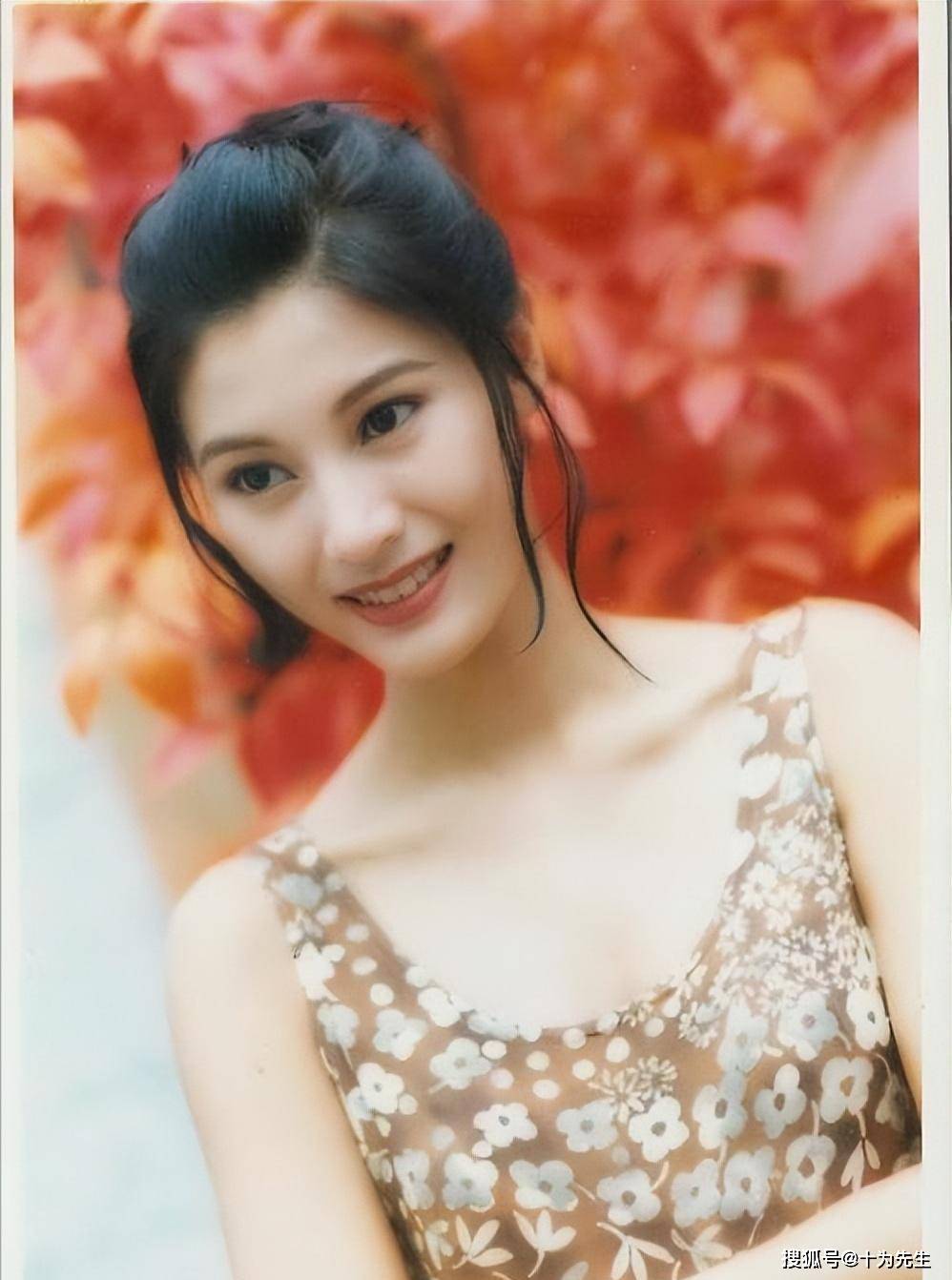 绝代芳华李嘉欣:顾盼生姿,远山含黛,国色天香,蕙质兰心