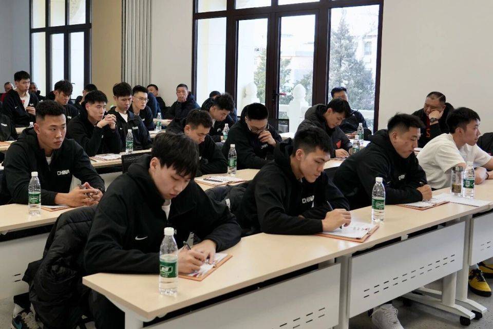 郭振明提要求，徐杰神情严肃做笔记，胡明轩和赵继伟坐一起，赵睿没有出镜