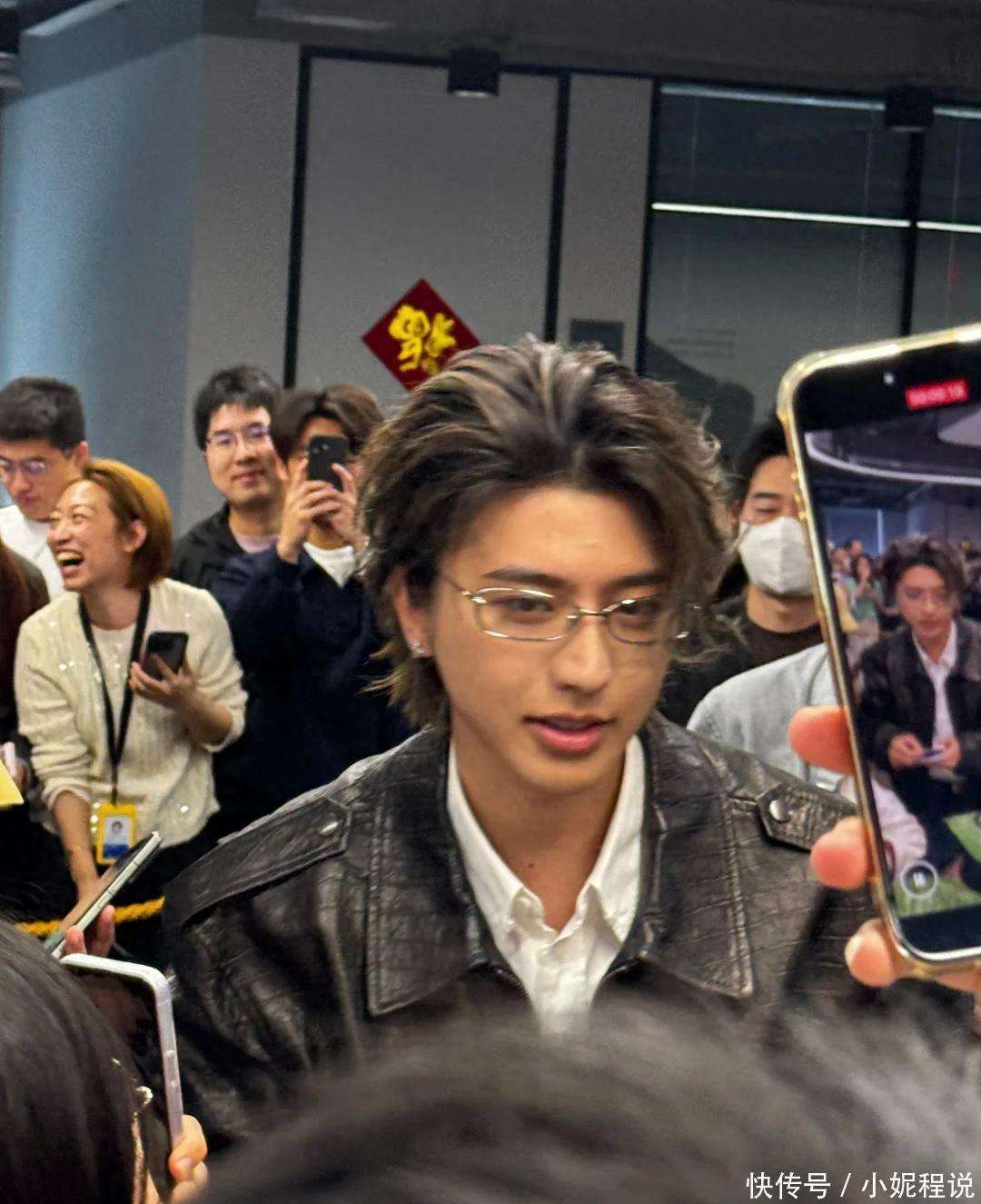 蔡徐坤扫楼封神皮衣大背头戴银框镜帅出新高度怼脸生图绝了