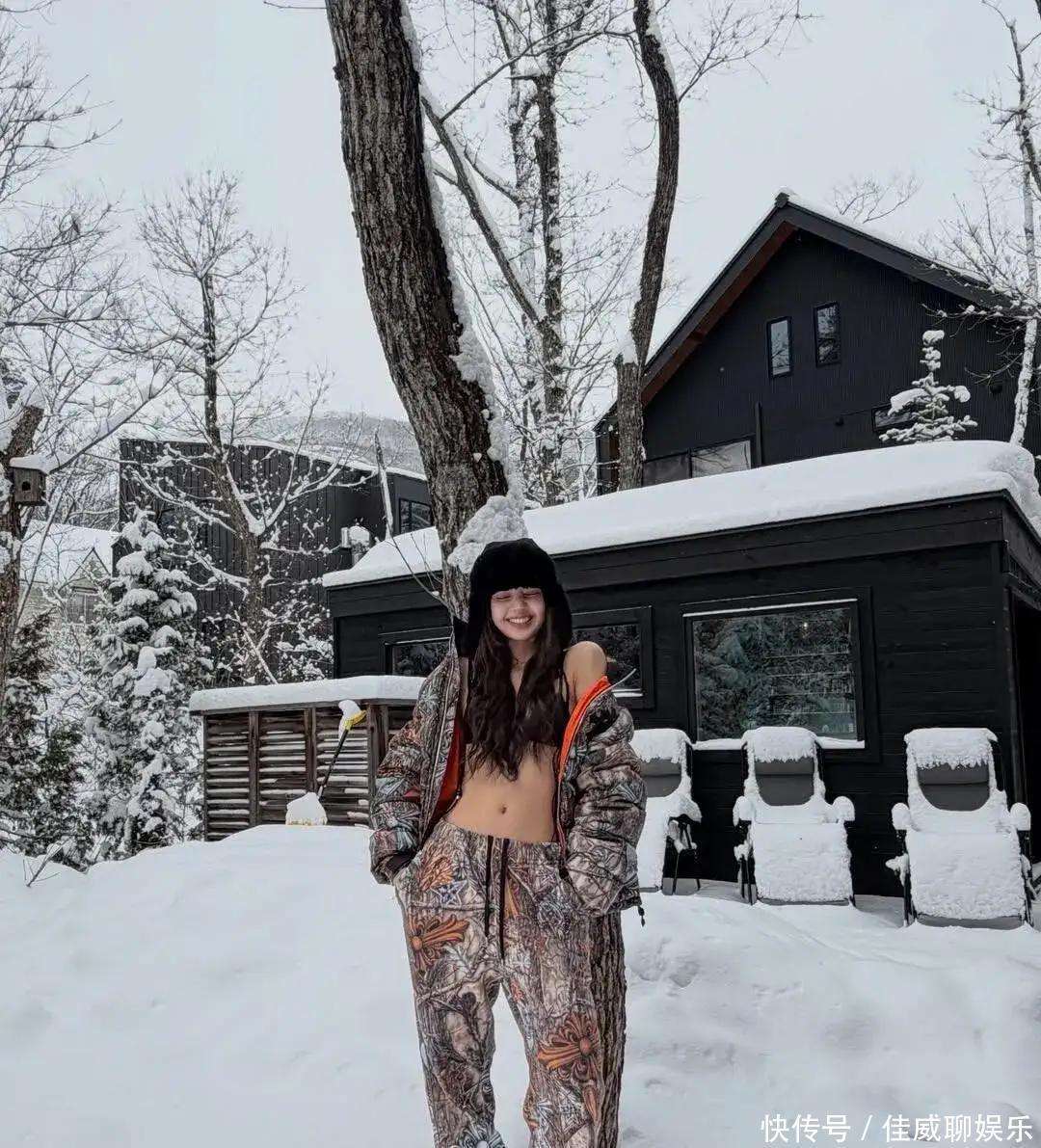 丽莎在雪地穿比基尼她穿14万件羽绒服她坐在壁炉边取暖很可爱