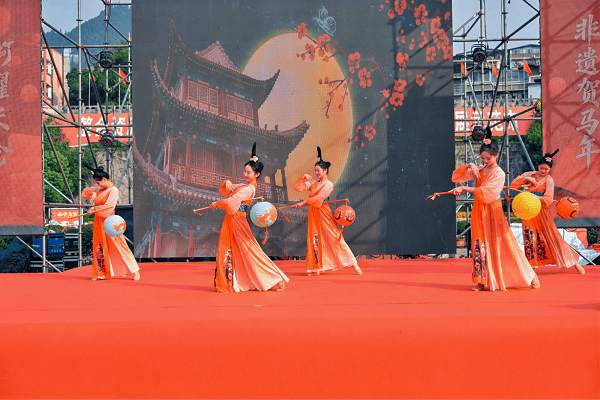 巴中市“灯耀米仓·非遗贺马年”新春米仓集市圆满开市 赋能民生添年味 品牌引领促发展 