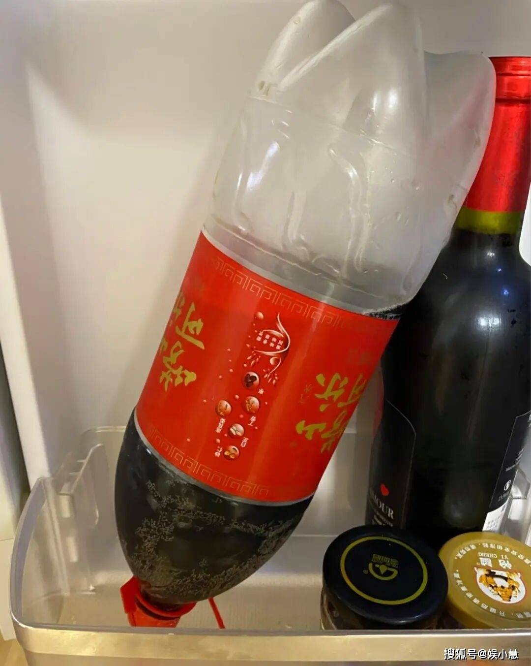 有一个小窍门可以试试把没喝完的可乐瓶倒过来让瓶口朝下放在冰箱里