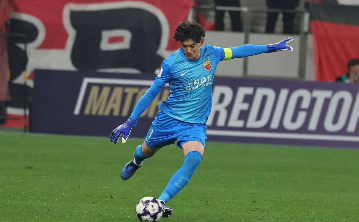 海港亚冠再创佳绩！颜骏凌成球队英雄，沪媒记者深情喊话偶像