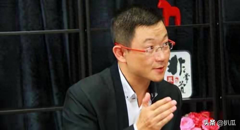 曾是上海知名主持人,离开上海台后成百亿总裁,妻子竟是熟悉的她