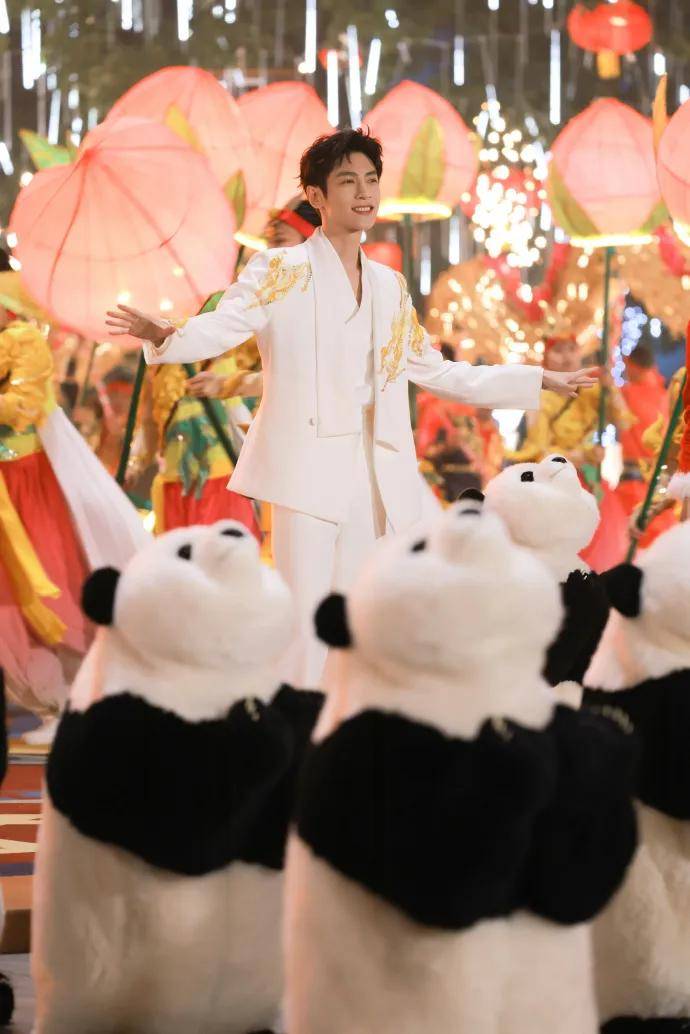 秦岚、李沁爱上同一件衣，热依扎、薛凯琪戴了同一朵花