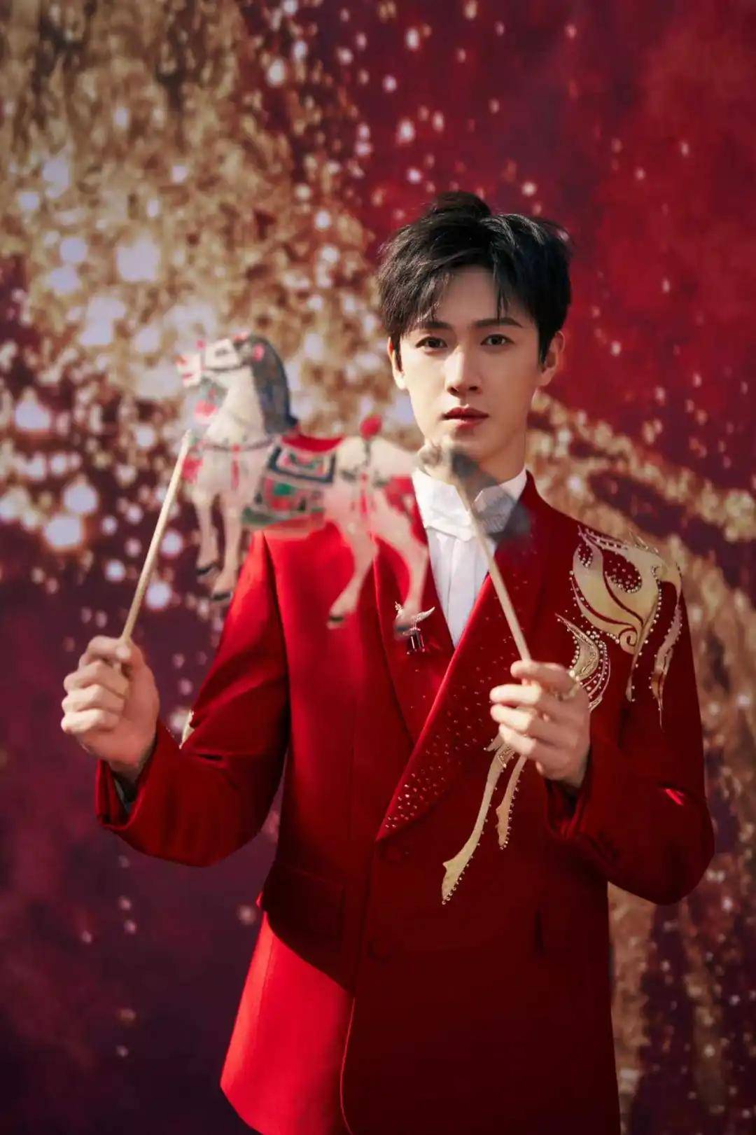 秦岚、李沁爱上同一件衣，热依扎、薛凯琪戴了同一朵花