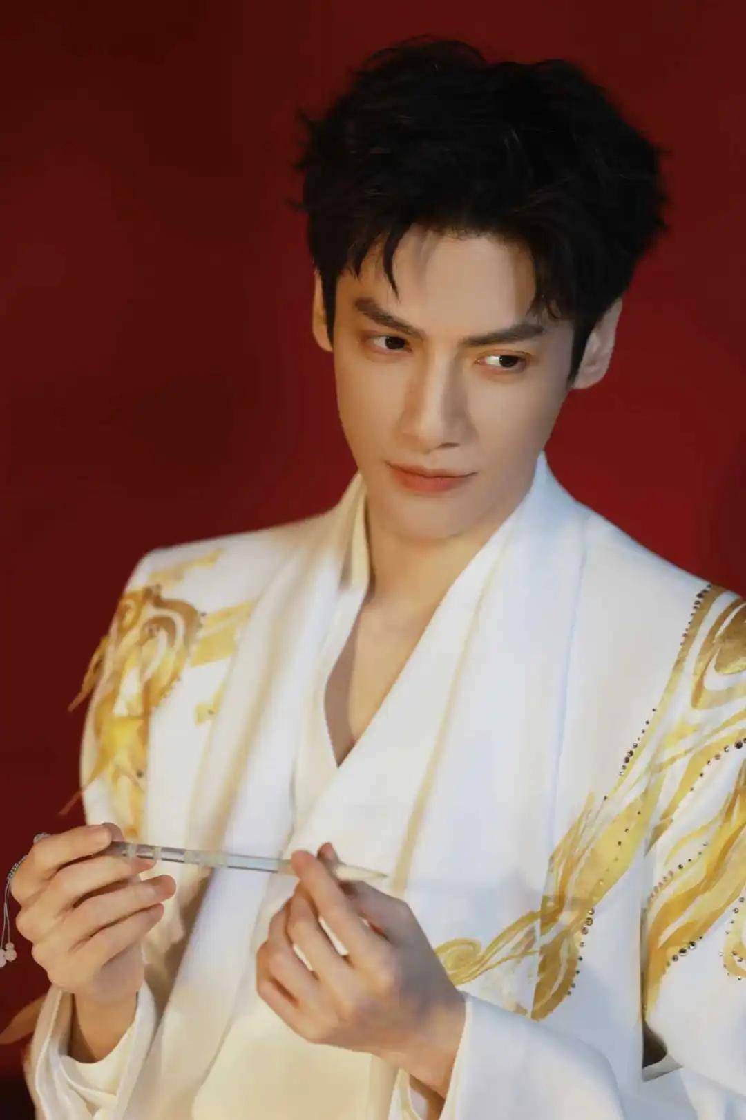 秦岚、李沁爱上同一件衣，热依扎、薛凯琪戴了同一朵花