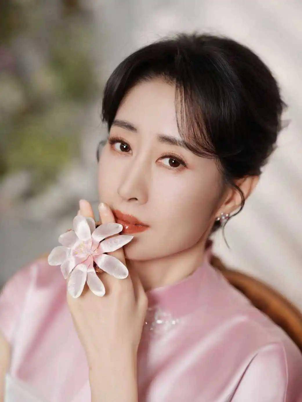 秦岚、李沁爱上同一件衣，热依扎、薛凯琪戴了同一朵花