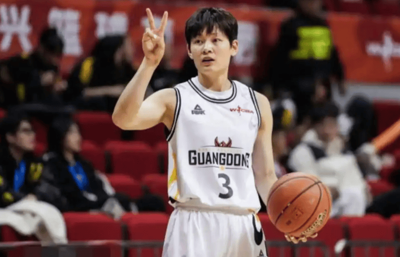 惨遭15分大逆转！女篮霸主加时3分惜败：杨力维空砍14分3板4助！