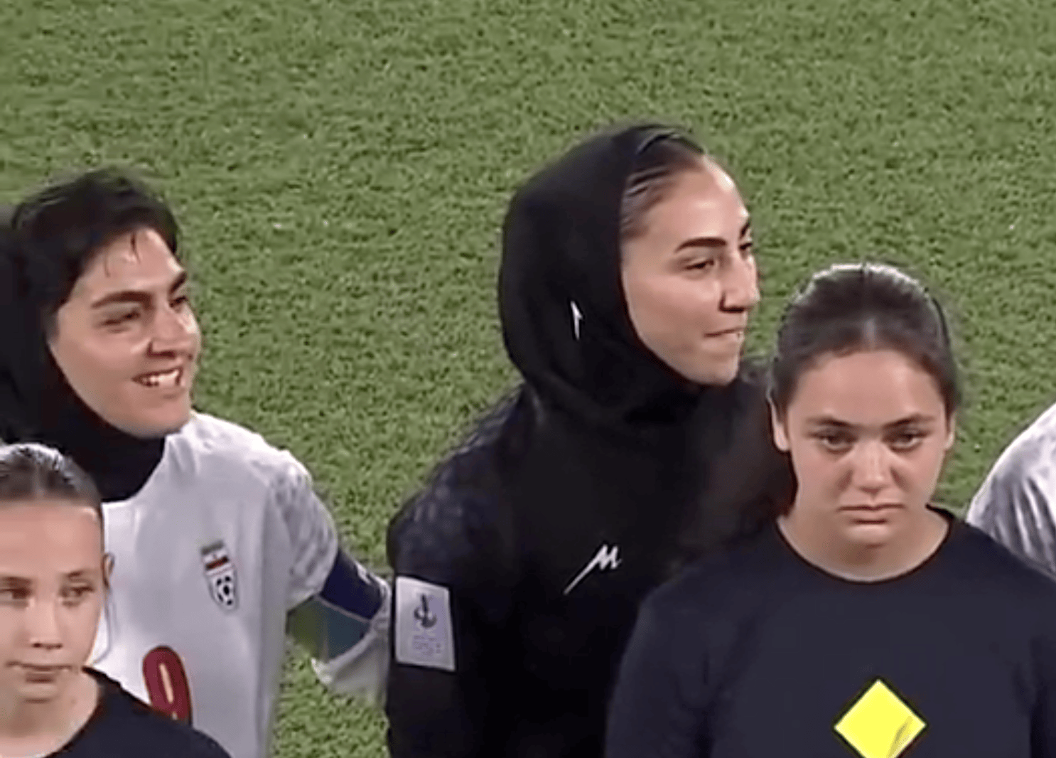 祖国遭空袭！戴头巾的伊朗女足球员集体拒唱国歌 有人微笑有人落泪